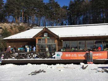 Im Green Snack gibt es zahlreiche kleine Snacks für die Wintersportler.