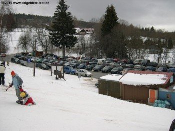 Genügend Parkflächen (kostenpflichtig) direkt an der Talstation
