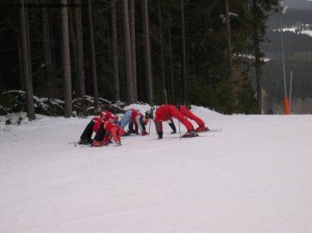 Aufwärmübungen an der 1100 m hochgelegenen Bergstation des Sesselliftes