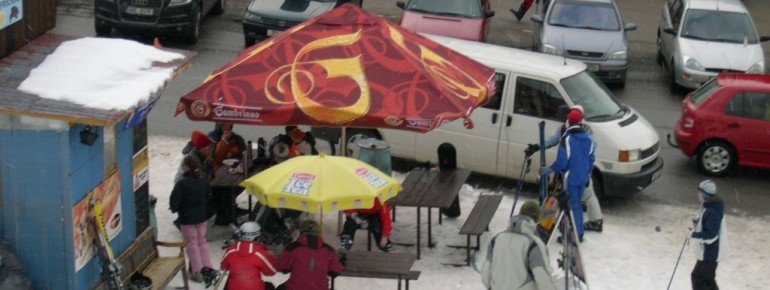 Ein kleiner Imbiss direkt neben den Parkflächen in Zadov