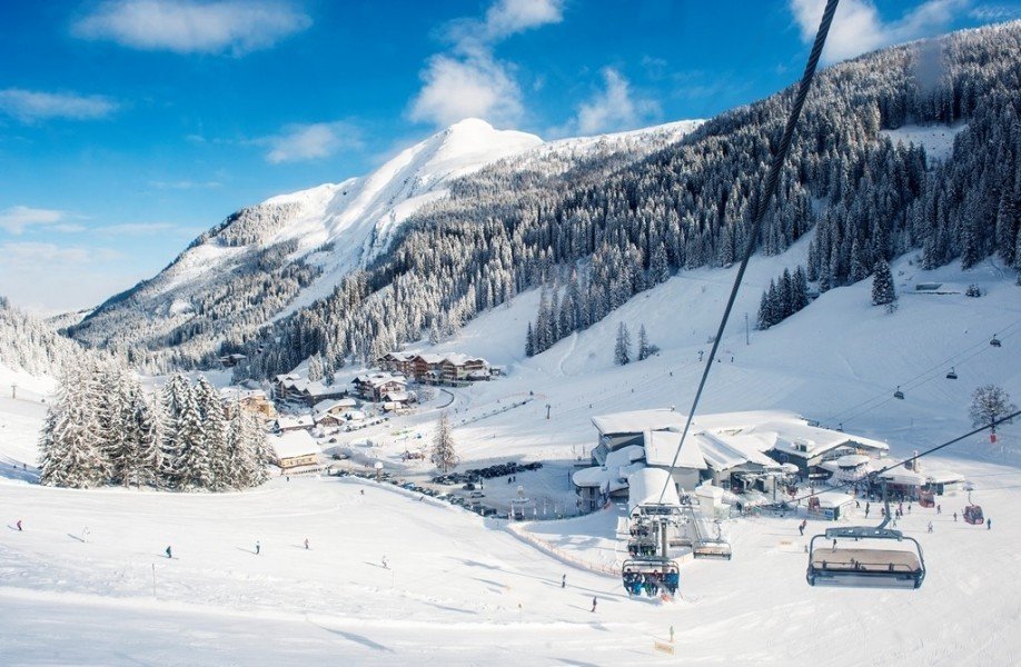 Weltcuparena Zauchensee - mit unterirdischer Gastromeile, Kassenräumen, Apres Ski und dem Seminarzentrum alpinseminar.at