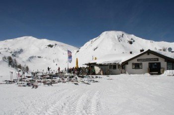 Beliebter Treffpunkt mit traumhafter Sonnenterasse - die Gamskogelhütte auf 1900 m!