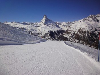 Nicht selbstverständlich, aber in Zermatt perfekt umgesetzt: Farbige Pistenbeschränkungen sorgen für Sicherheit und Orientierung!