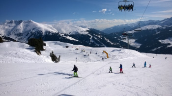 Blick auf den Einstieg der Wellenbahn "SnakeRun" an der Bergstation des Ebenfeld-X-Press!