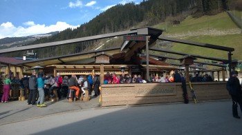 Sonne tanken nach dem Skifahren im Saustadl