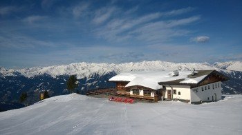 Perfekte Aussicht über das Zillertal bis zum Hintertuxer Gletscher hast Du von der Sonnenterasse der Kreuzjochalm.