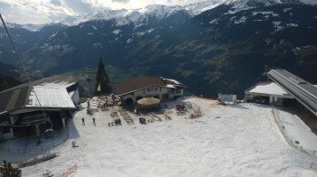 Bevor Du wieder mit der Gondel nach Zell fährst kannst Du noch auf der Weisenalm einkehren (an der Mittelstation der Rosenalmbahn)