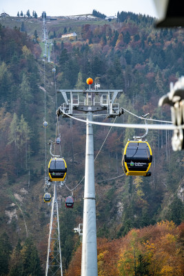 Mit 8er Gondeln geht es hinauf zum Zwölferhorn.
