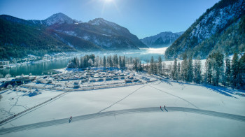 Langlaufen in Achenkirch - im Hintergrund der Alpen Caravan Park Achensee und der See