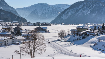 Winterliche Aufnahme vom Dorf Achenkirch mit Blick auf die Dorfloipe.