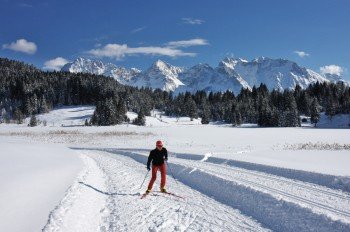 Langläufer auf der Panoramaloipe am Geroldsee