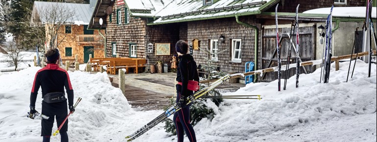 Gemütlich einkehren in die Schareben Hütte nach viel Action auf der Langlauf-Loipe.