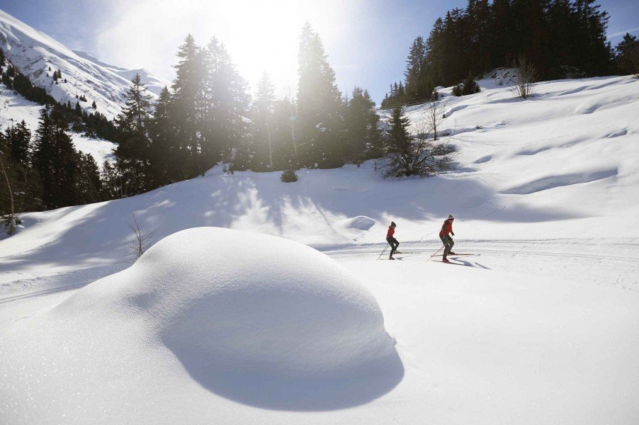 Rund um Disentis und Sedrun führen malerische Loipen durch die Natur und entlang des Rheins.