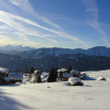 Tief verschneit ist im Winter die Emberger Alm