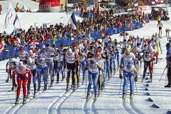 Beim Marcialonga-Rennen gehen hunderte Langläufer an den Start