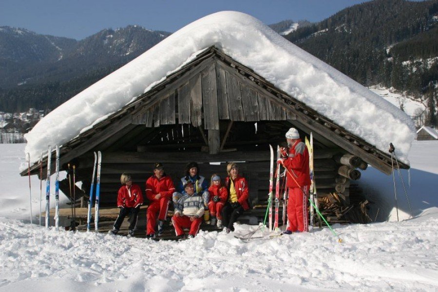 Langlaufsportler ruhen sich an einem urigen Plätzchen aus. Idylle pur!