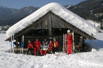 Langlaufsportler ruhen sich an einem urigen Plätzchen aus. Idylle pur!