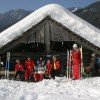 Langlaufsportler ruhen sich an einem urigen Plätzchen aus. Idylle pur!