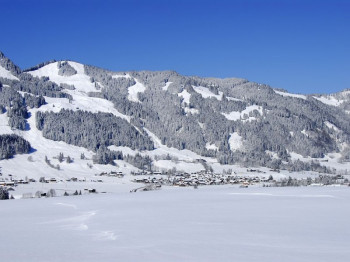 Das verschneite Bergdorf Bolsterlang im Winter