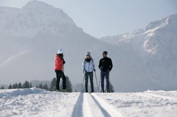 Langlaufen vor der Kulisse der bayerischen Alpen.