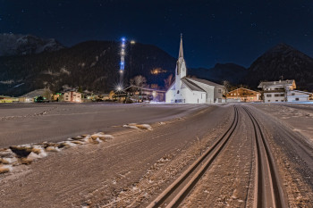 abendliche Ortsloipe in Pertisau mit Blick auf die Pfarrkirche