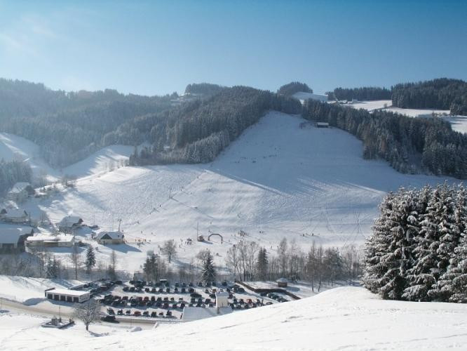 Die Loipe startet direkt am Skilift. Dort können Langläufer auch parken.