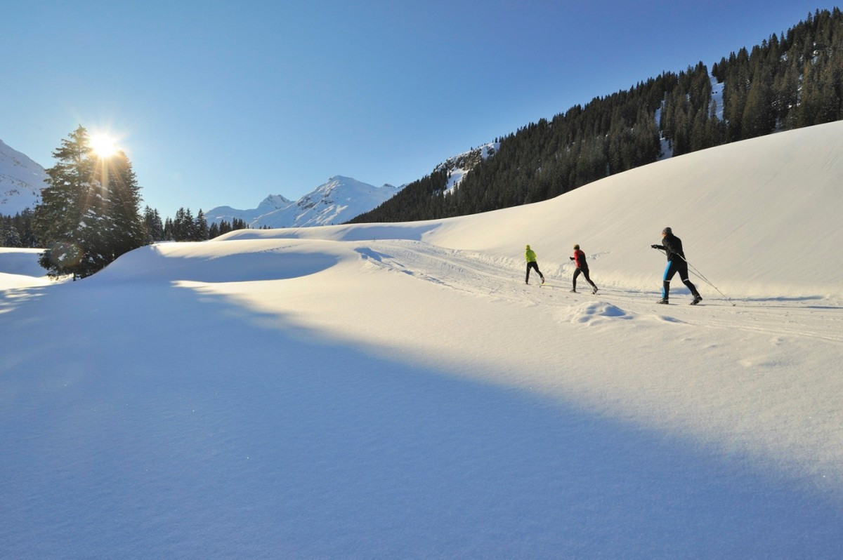 Die Loipen führen durch eine herrlich verschneite Winterlandschaft.