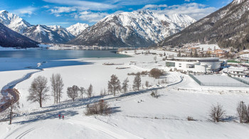in Maurach - Seeuferbereich mit der Freizeitanlage Atoll Achensee, Winterwanderwegen und Loipen