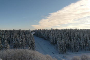Loipe Rund um den Bornhügel mit Blick zum Wasserturm und Wetterstation
