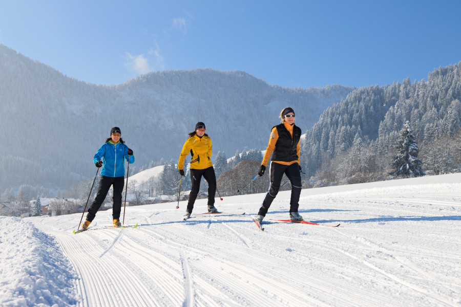 Die Loipen in Pfronten eignen sich zum klassischen Langlaufen und zum Skating.