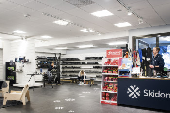 Das nötige Equipment kann vor Ort im Skishop ausgeliehen werden.