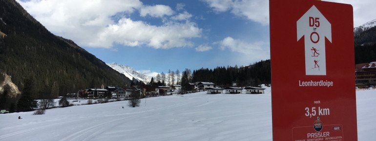 Der Einstieg zur Leonhard-Loipe ist direkt an der Einfahrt zum Parkplatz des Skigebiets in St. Jakob.