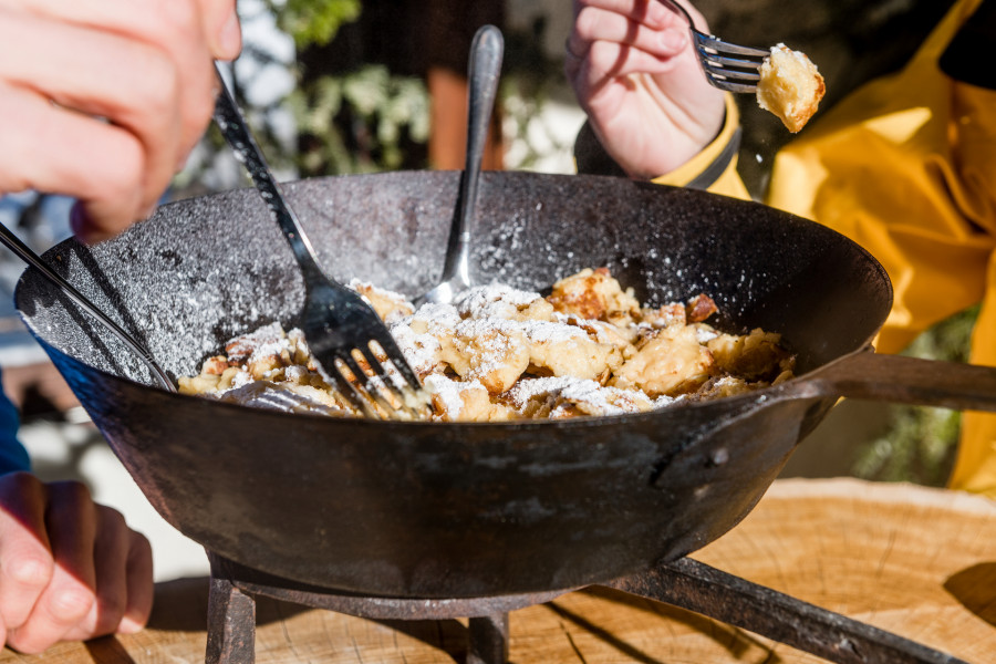 Einkehr im Waldhäusl - beliebte österreichische Nachspeise im Winter - Kaiserschmarrn