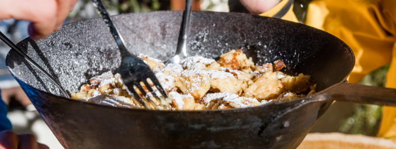 Einkehr im Waldhäusl - beliebte österreichische Nachspeise im Winter - Kaiserschmarrn