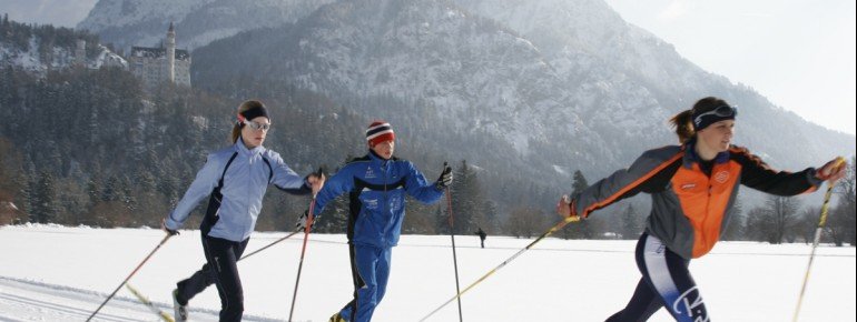 Direkt unterm Schloss Neuschwanstein vorbei führt die beschneite und beleuchtete Neuschwansteinloipe.
