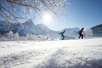 Auf der Rundloipe im Moos in Berwang findet einmal wöchentlich ein Biathlon statt