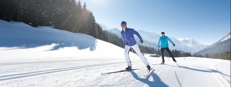 Auf den Langlaufski durchs Salzachtal laufen.