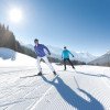 Auf den Langlaufski durchs Salzachtal laufen.