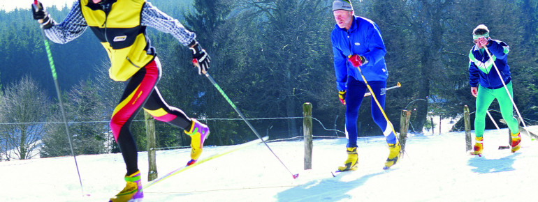Die Höhenwiese Lenneplätze ist mit dem Skifernwanderweg Rothaarloipe verbunden.
