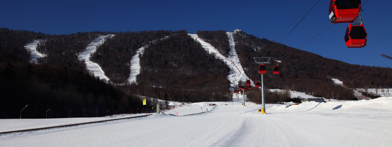 Moderne Gondeln im Skigebiet Sun Mountain Yabuli