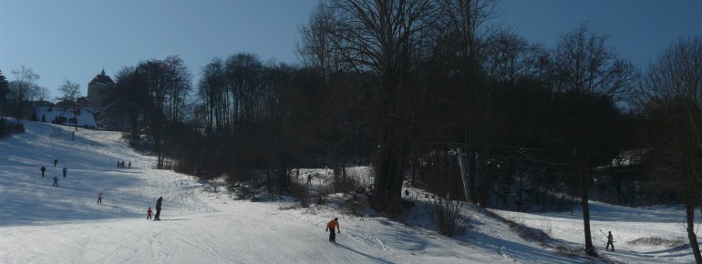Der Skilift Hohenstein liegt malerisch unter der gleichnamigen Burg