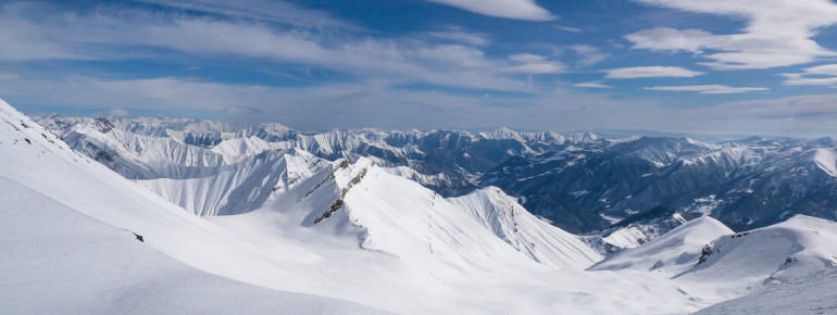 Im Kaukasus warten nicht nur tolle Pisten sondern auch eine atemberaubende Aussicht.