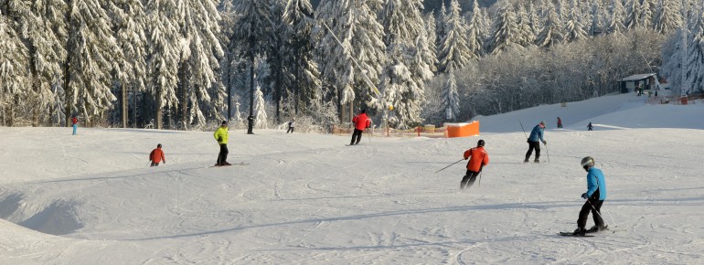 Skifahren auf der Wasserkuppe, dem höchsten Berg der Rhön